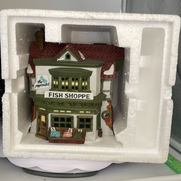 DEPT 56 MERMAID FISH SHOP - Picture 11 of 13